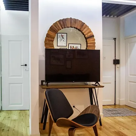 Colourful And Tasteful 2bedroom In Graca Apartment